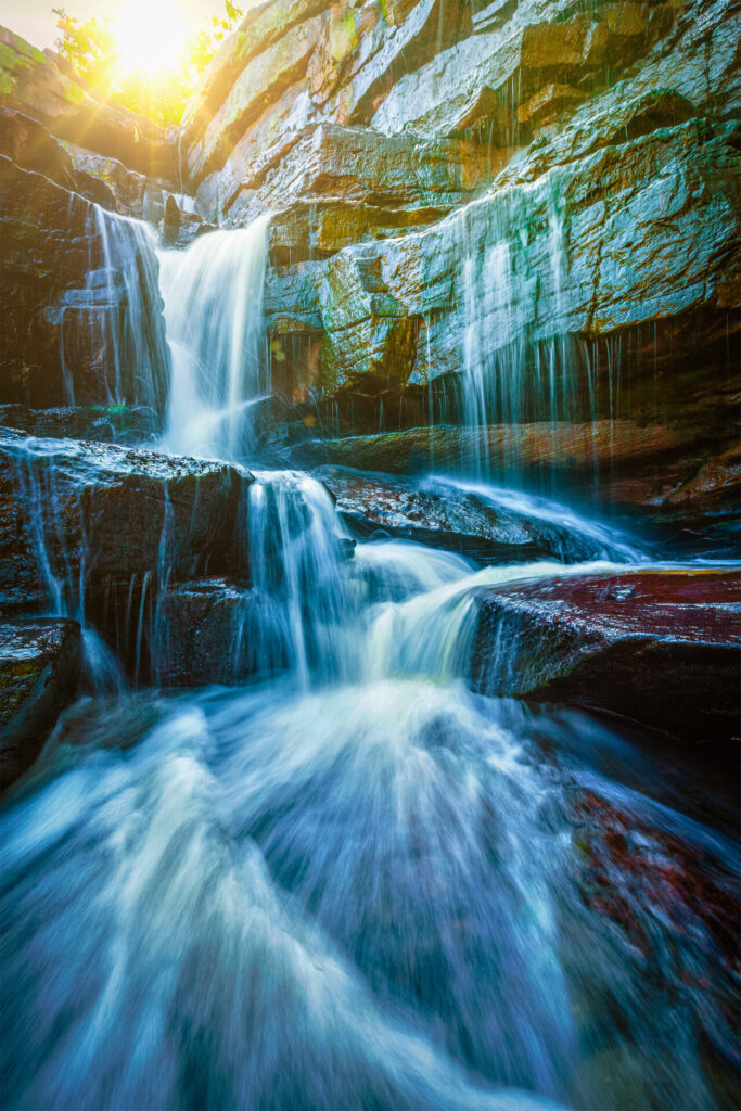 Stimmungsbild: Tropischer Wasserfall mit Sonnenstrahlen.