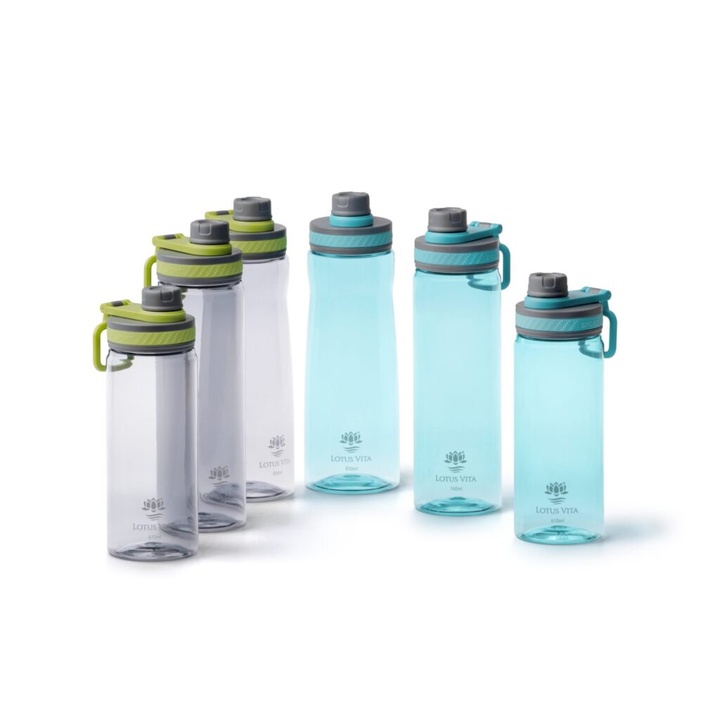 Produktbild: 6 Tritan-Sportflaschen in allen drei Grössen 610ml, 740ml und 850ml in den zwei Farben blau und grau.