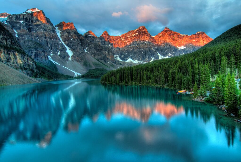 Stimmungsbild: Klarer Bergsee umgeben von Natur und Gebirge.