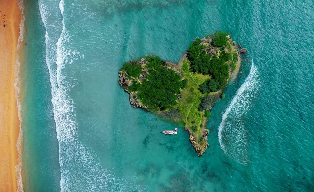 Stimmungsbild: Herzförmige Insel im Meer.