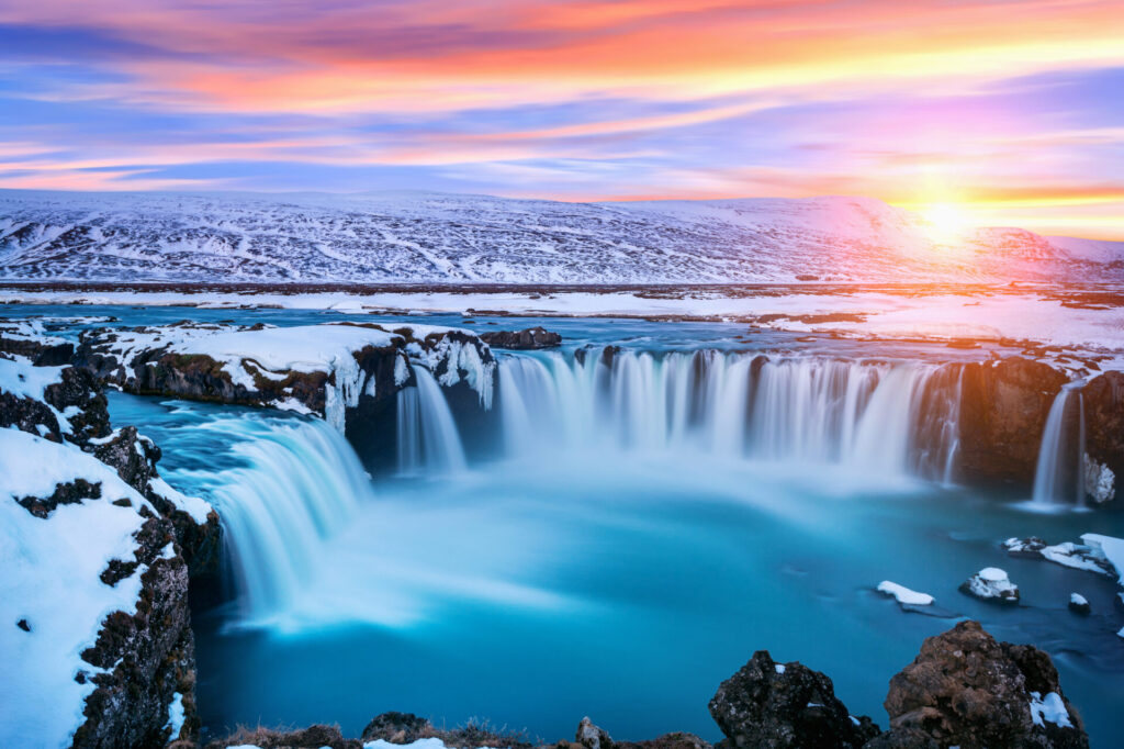 Stimmungsbild: Wasserfall bei Sonnenuntergang im Winter.