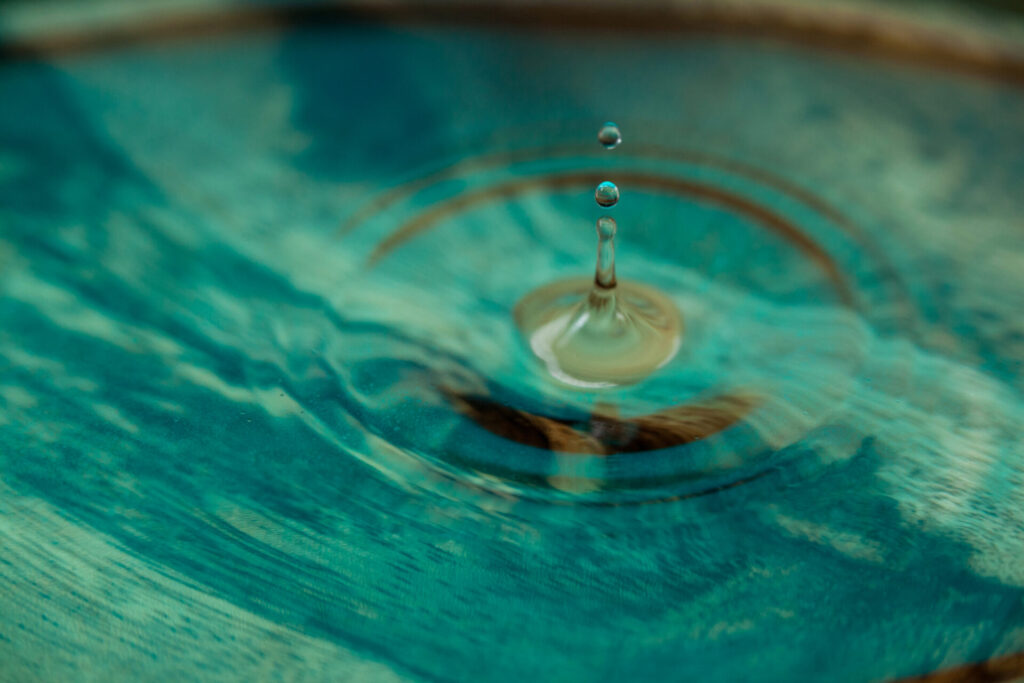 Stimmungsbild: Tropfen fällt in Wasser.