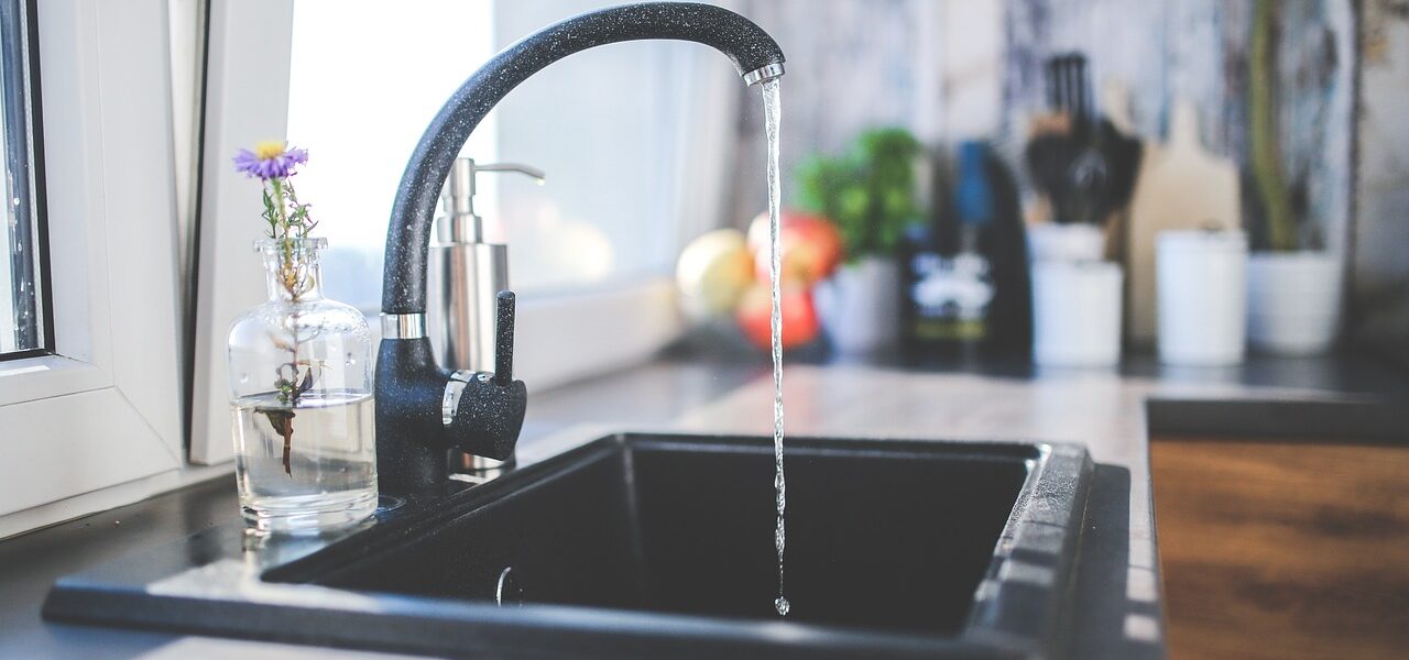 Leitungswasser ist eine umweltschonende und kostengünstige Alternative zu abgepacktem Wasser. Um Schadstoffe zu entfernen, nutzen Sie einen Wasserfilter.