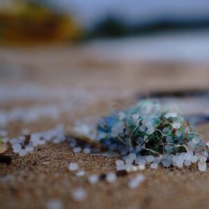 Plastikpartikel am strand.