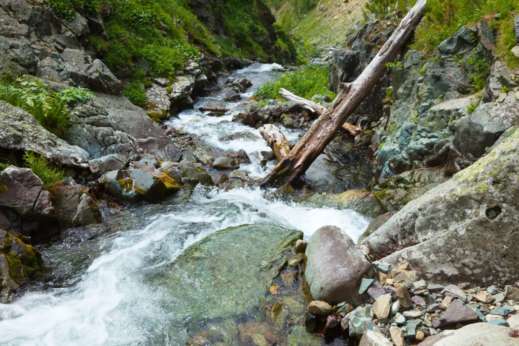 Stimmungsbild: Ein Fluss schlängelt sich durch ein Gebirge.