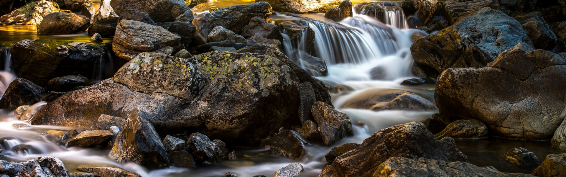 Ein Fluss fliesst durch Gestein.